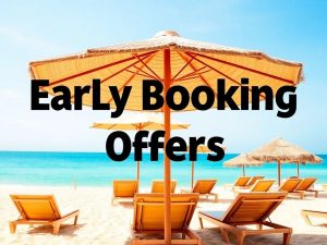 Plajă cu șezlonguri și umbrele sub un cer senin.