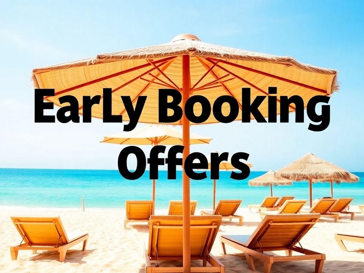 Plajă cu șezlonguri și umbrele sub un cer senin.