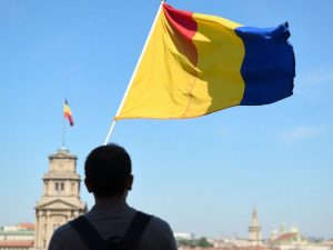 Ambasador ajutând cetățean român în țară străină.